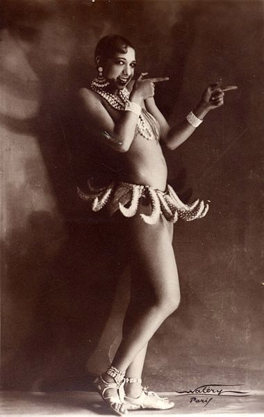 Josephine and her famous banana skirt in 1927 at the Folies Bergère - ©RR