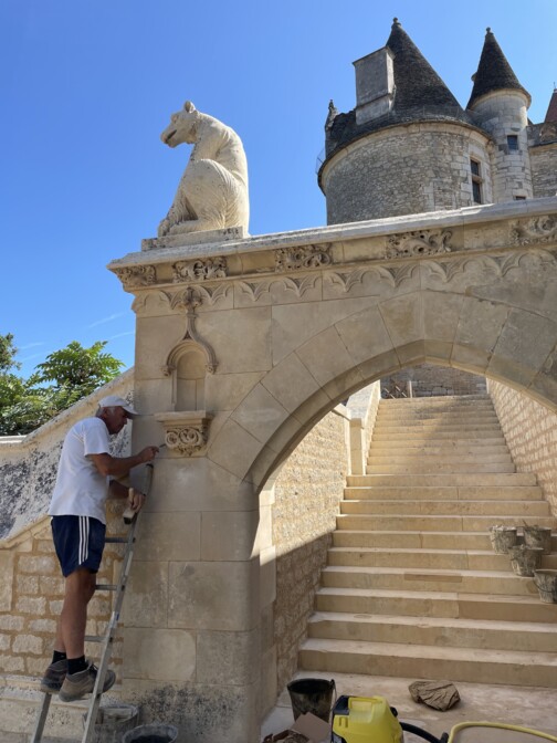 Bruno sera présent samedi et dimanche pour vous initier à la taille de pierre - ®ChâteaudesMilandes