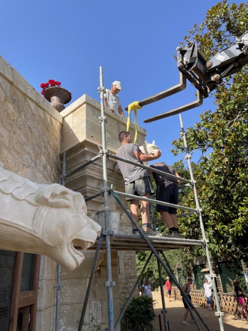 Pose de la gargouille par les Compagnons Réunis, Août 2024 - ®ChâteaudesMilandes